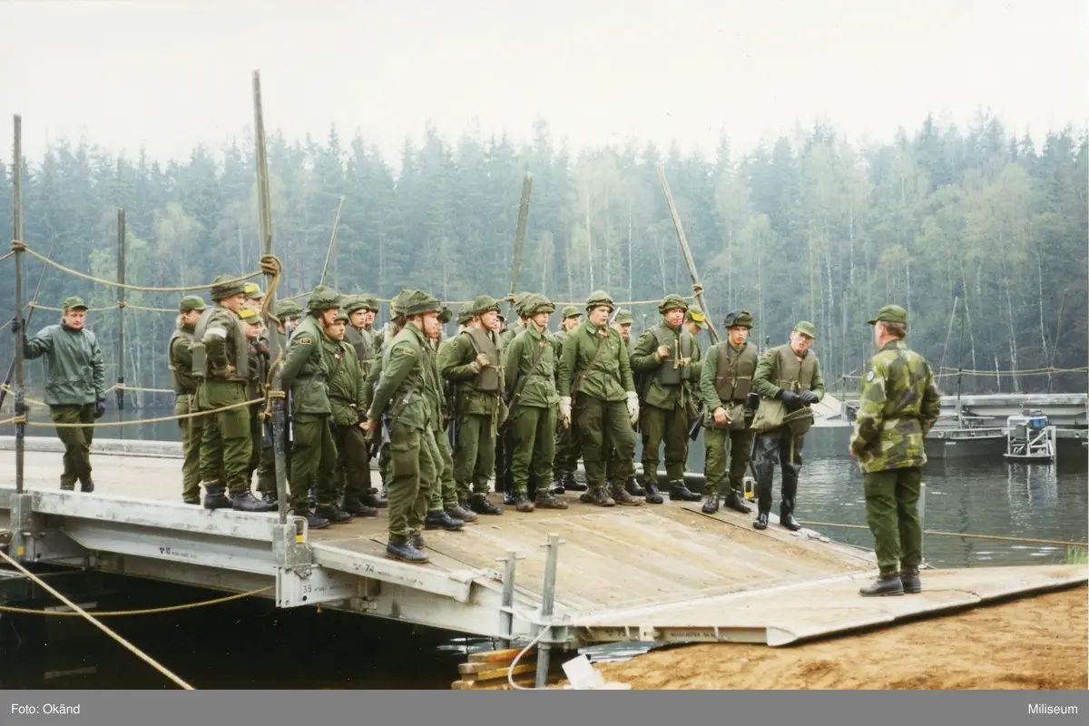 Förevisningen på Ing 2 (Grusgropen)

KB 4 (Krigsbro 4) Förevisningen på Ing 2 (Grusgropen) den 8 maj 1981 när 4.ingkomp (MGB) och 5.ingkomp (KruppB) tävlade i brobyggnad med jämförande försöksbroar.