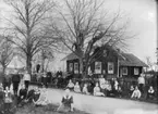 Joganbo skola 1867-1924.
Vinkelbyggd skolbyggnad, lärare och skolbarn vid skolan.
Bilden tagen efter ett gammalt foto av Ekström, Stockholm.