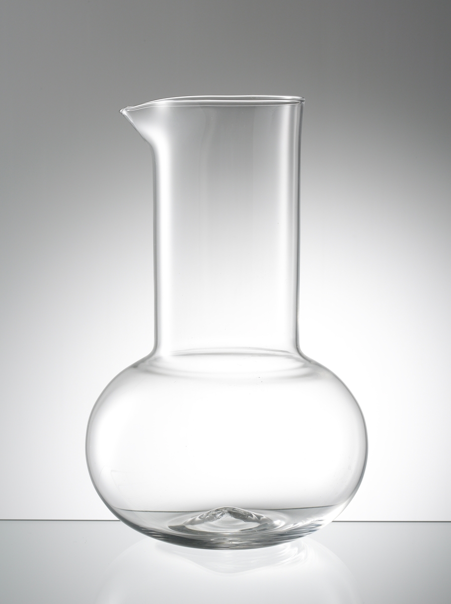 Formgiven av Lindau & Lindekrantz. Cylindrisk hals med liten pip samt runt, lite tillplattad buk.