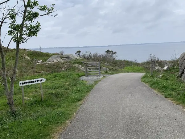 Skiltet viser veg til torpedobatteriet