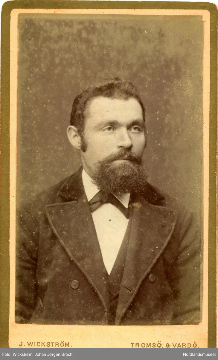 Portrett, brystbilde av mann med skjegg. Oluf Olsen.