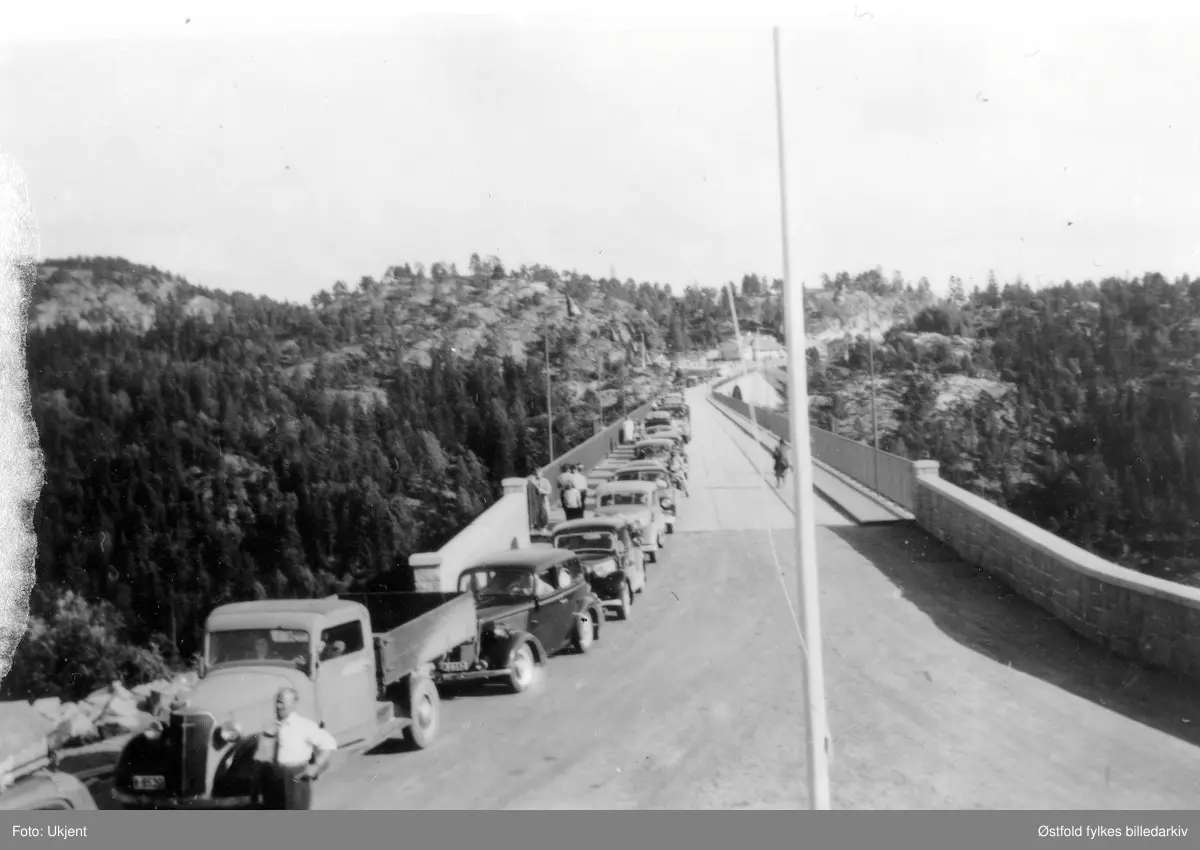 Den første passfrie dagen. Svensker i kø for å reise til Norge for å kjøpe smør og sukker.  Nærmest en Chevrolet 1937 lastebil.