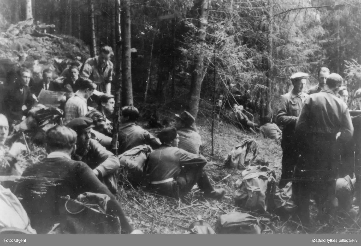 Milorg 1132 (Fredrikstad) på vei mot Fredrikstad 8 mai 1945 Matpause.