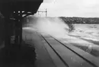 Vågorna från Vättern går höga och slår in över spår och perrong vid Jönköpings järnvägsstation.