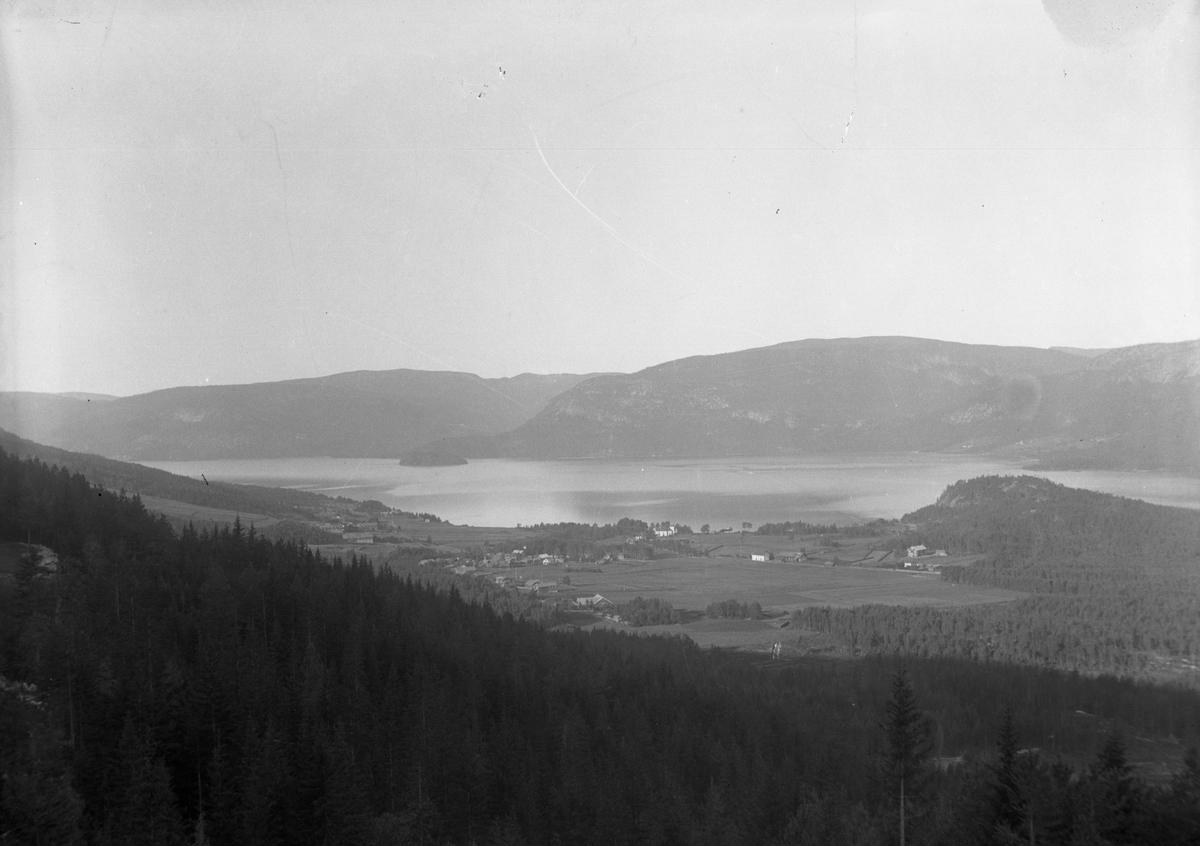 Fotosamling etter Kjetil Skomdal (1881-1971). Fotografen virket i perioden 1910 til 1960 og hadde eget mørkerom hvor han også tok imot film fra andre fotografer. I perioden var han også postbud i Fyresdal. Landskapsmotiv, Fyresdal.