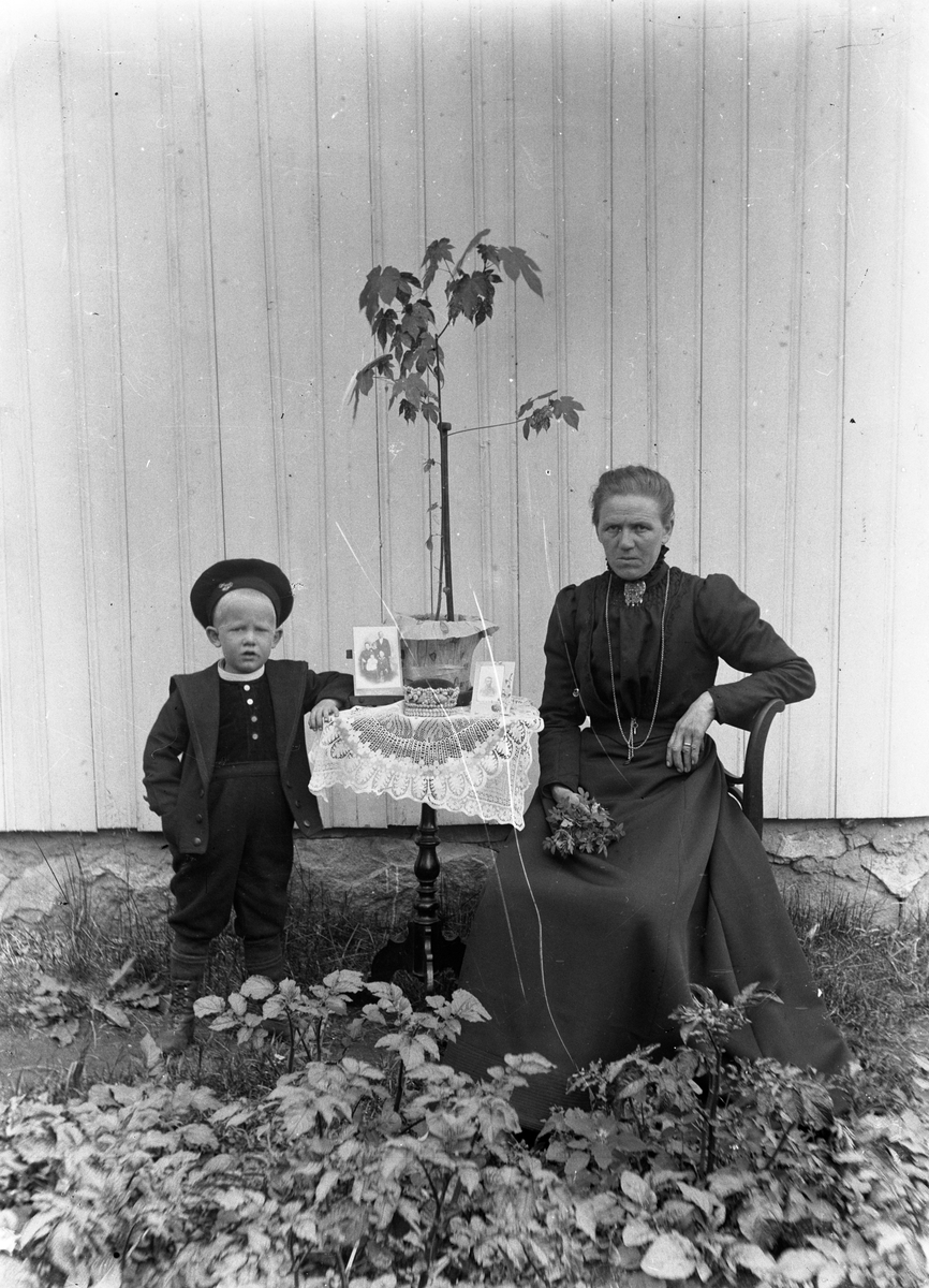 Fotosamling etter Kjetil Skomdal (1881-1971). Fotografen virket i perioden 1910 til 1960 og hadde eget mørkerom hvor han også tok imot film fra andre fotografer. I perioden var han også postbud i Fyresdal. Portrett av gutt og kvinne.