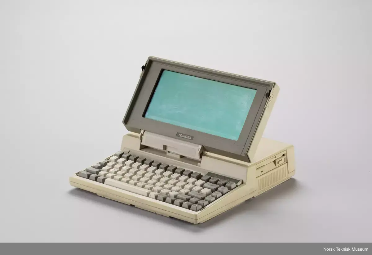 2.gen. bærbar mikrodatamaskin m/10" LCD skjerm og 3,5" diskettstasjon. 
Strømforbruk: 12 VDC, 2,2A
