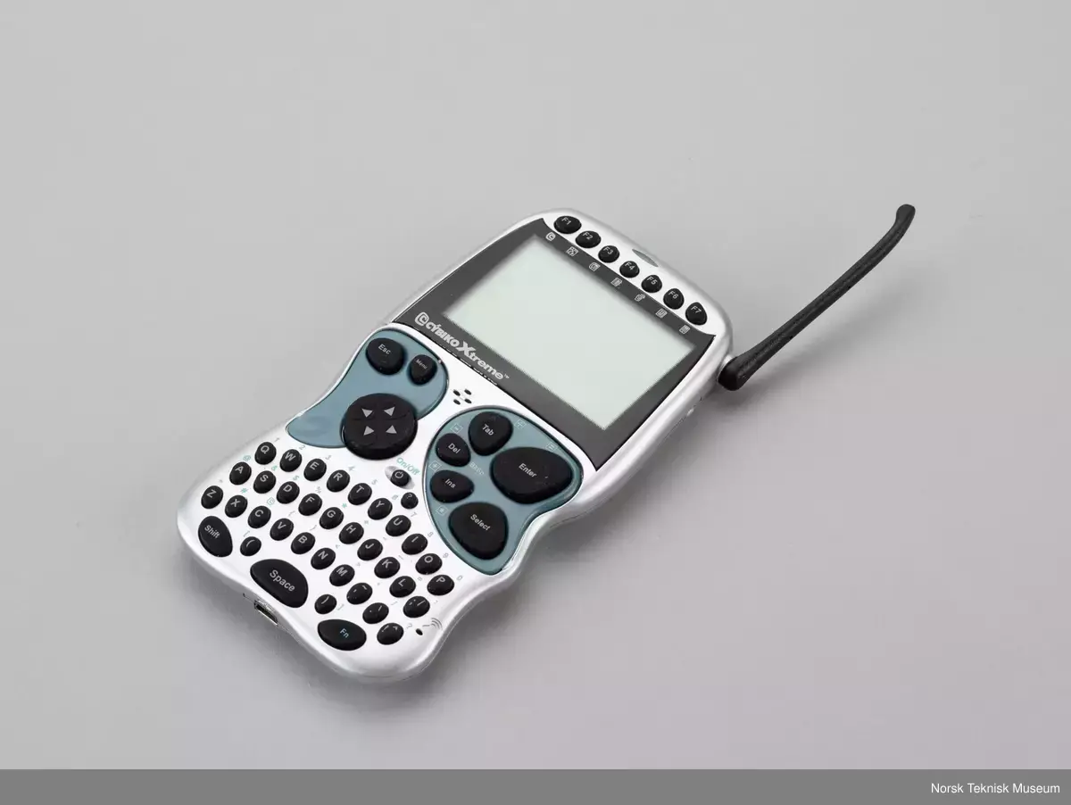Håndholdt datamaskin i sølvgrå og svart plast, monokrom skjerm, fullt querty-tastatur, nedfoldbar antenne. Dette eksemplaret lot seg starte i 2020, men hadde få applikasjoner installert. Det lot seg kople opp til NTM 31062.