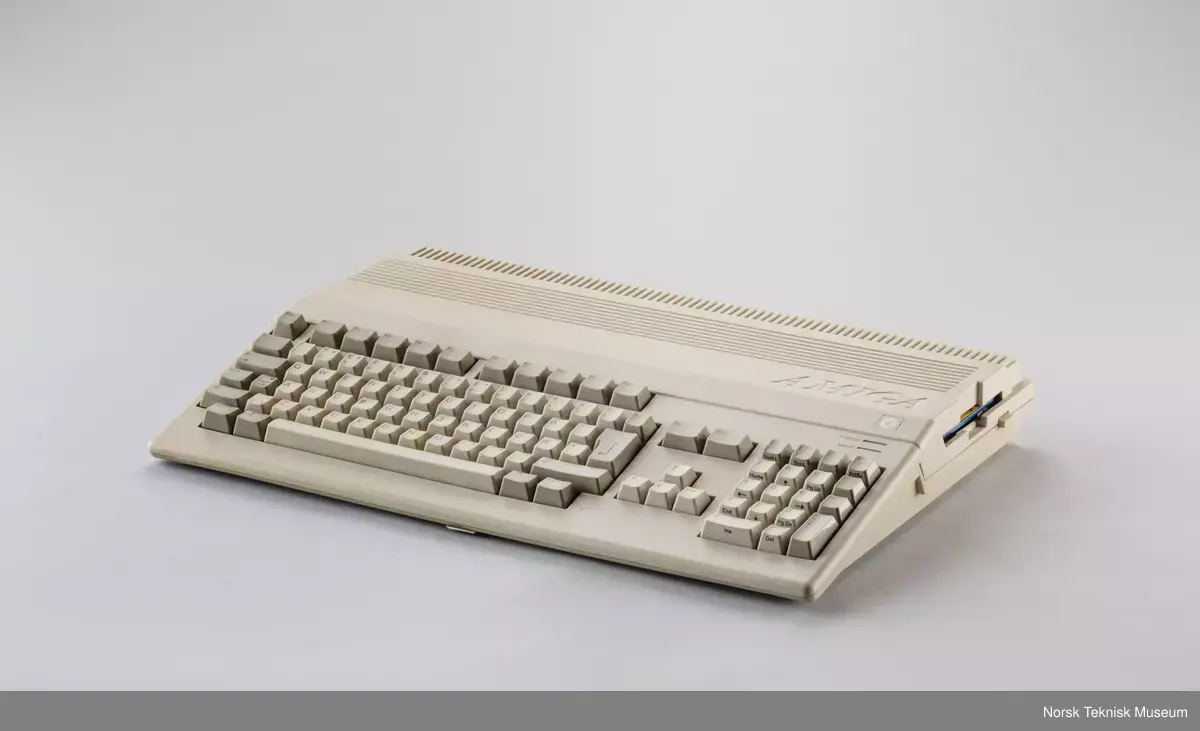 Commodore Amiga A500 Hjemmedatamaskin med omformer og mus. Serienummer 884562