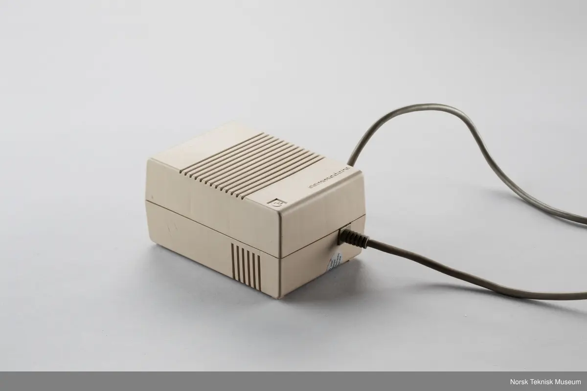 Commodore Amiga A500 Hjemmedatamaskin med omformer og mus. Serienummer 884562