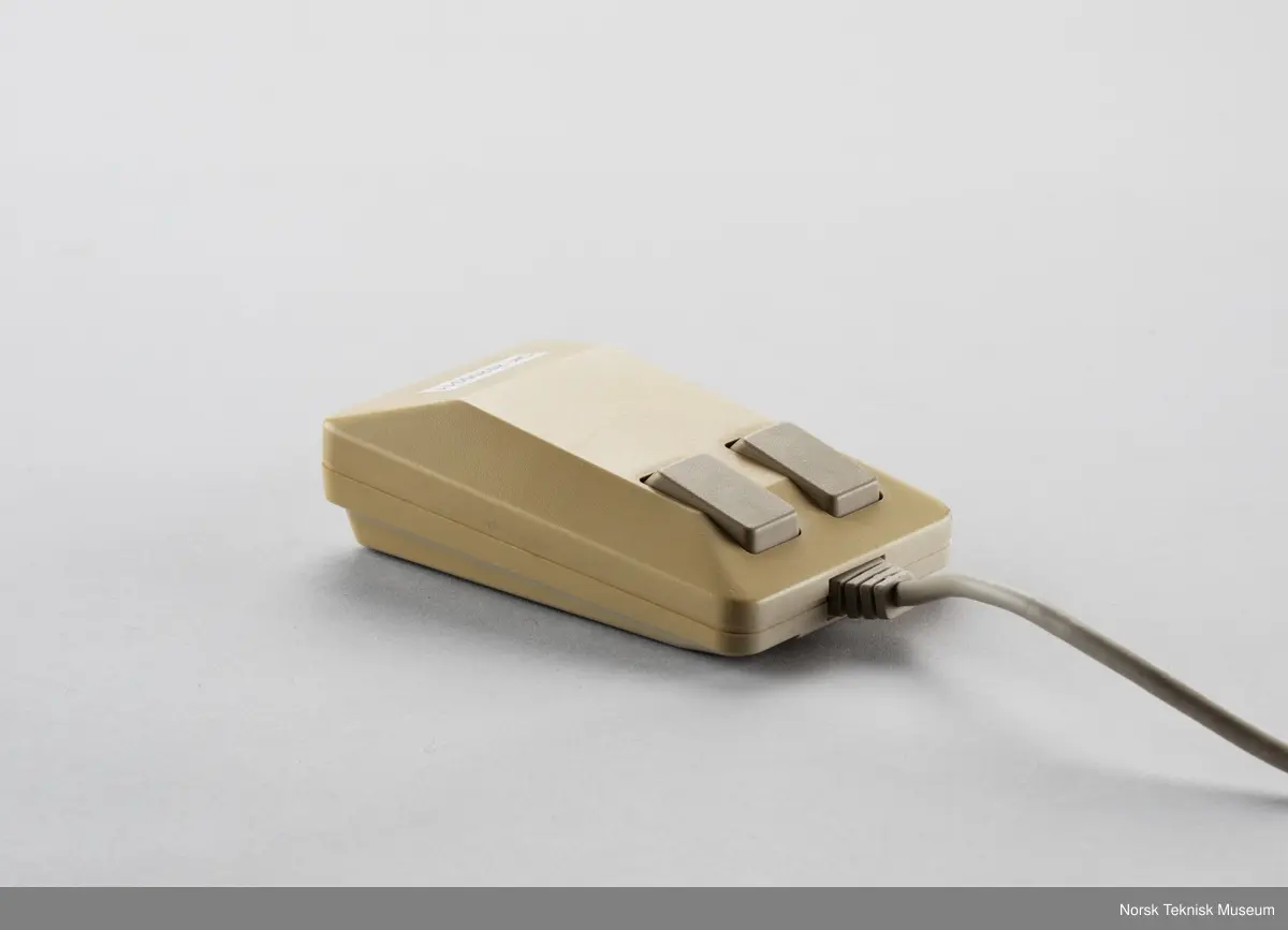 Commodore Amiga A500 Hjemmedatamaskin med omformer og mus. Serienummer 884562