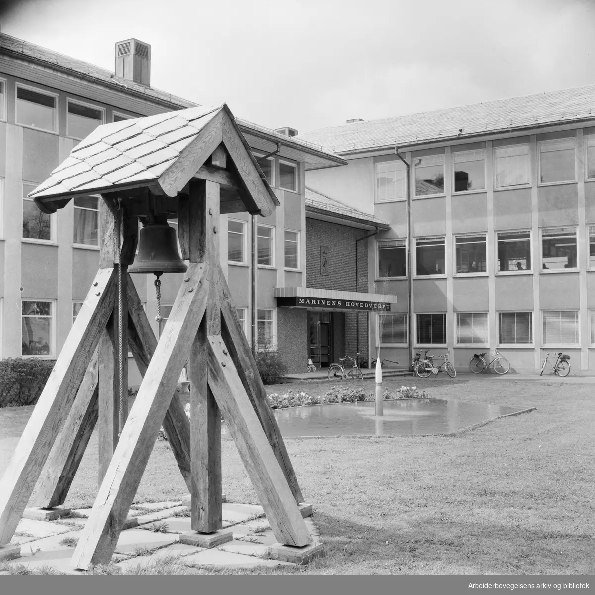 Marinens hovedverft på Karljohansvern i Horten. Administrasjonsbygget. Mai 1962.