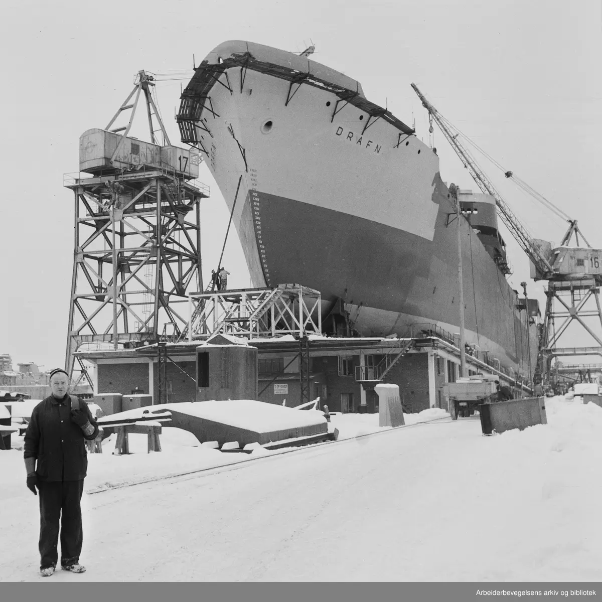 Marinens hovedverft på Karljohansvern i Horten. 18 000 tonneren Drafn på beddingen. Januar 1956.