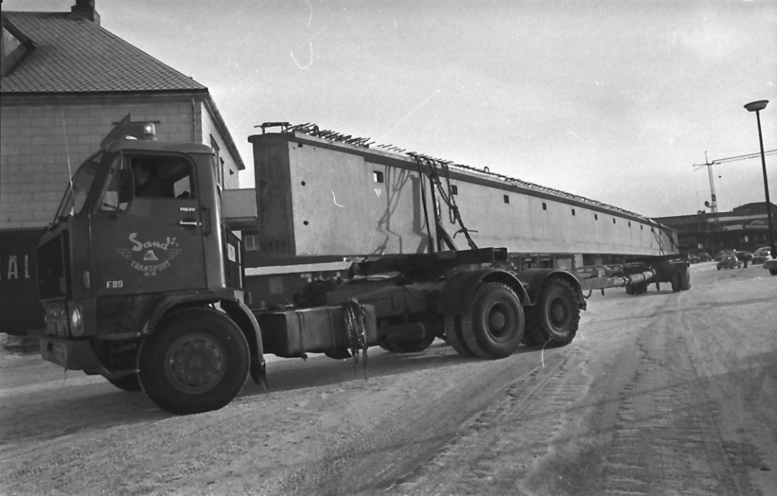 Lang bjelketransport fra saga i Kjæreng til Finstad. 