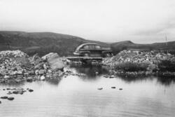 En bil som kjører over en av de mange provisoriske bruene.