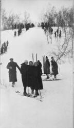 Påskeskirenn på Rugldalen, hoppbakke i bakgrunnen