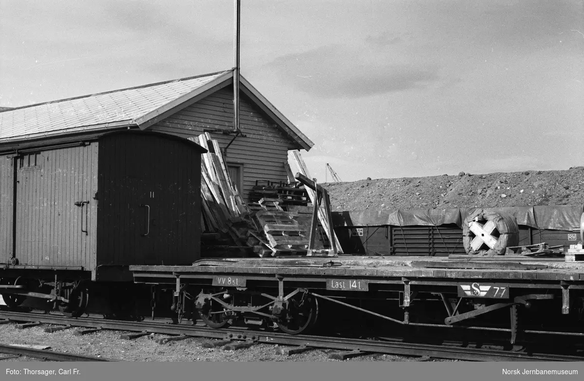 Sulitjelmabanens plattformvogn litra To nr. 77 på Finneid stasjon