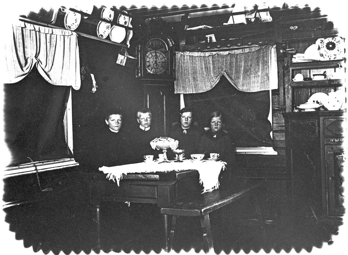 Flatin i Nordbygda. Harald, Lars, Astrid og Mari Flatin rundt kaffebordet. Antagelig omkring 1910-20.