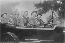 Ukjente personer i bil. Fra USA, muligens i området rundt Fa