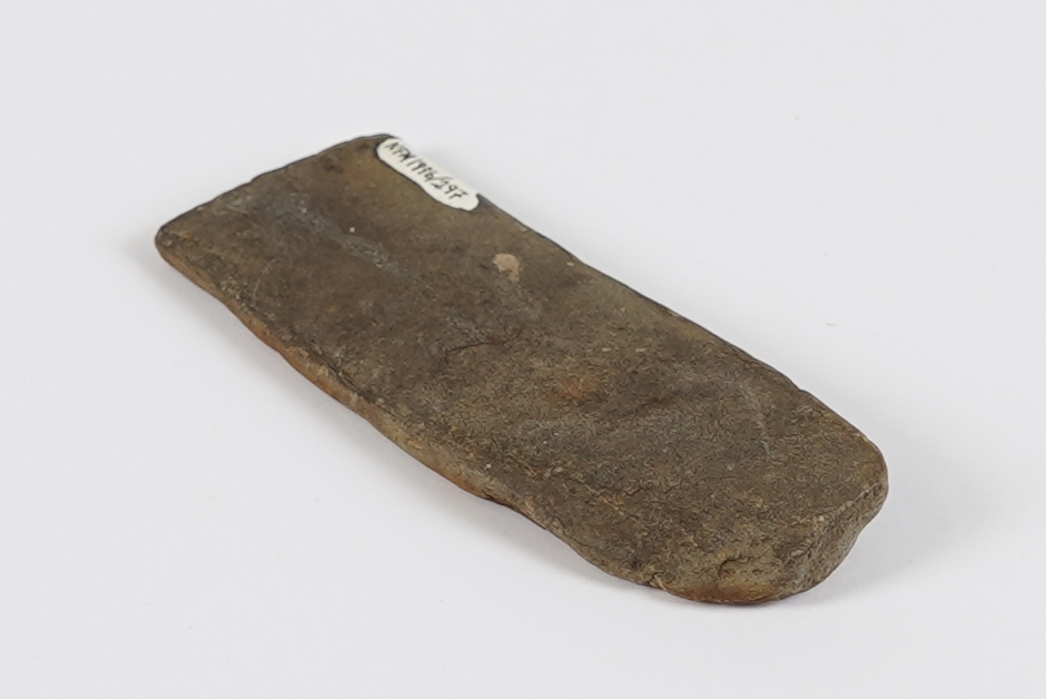 Del av bryne av naturstein for bryning av eggreiskap.