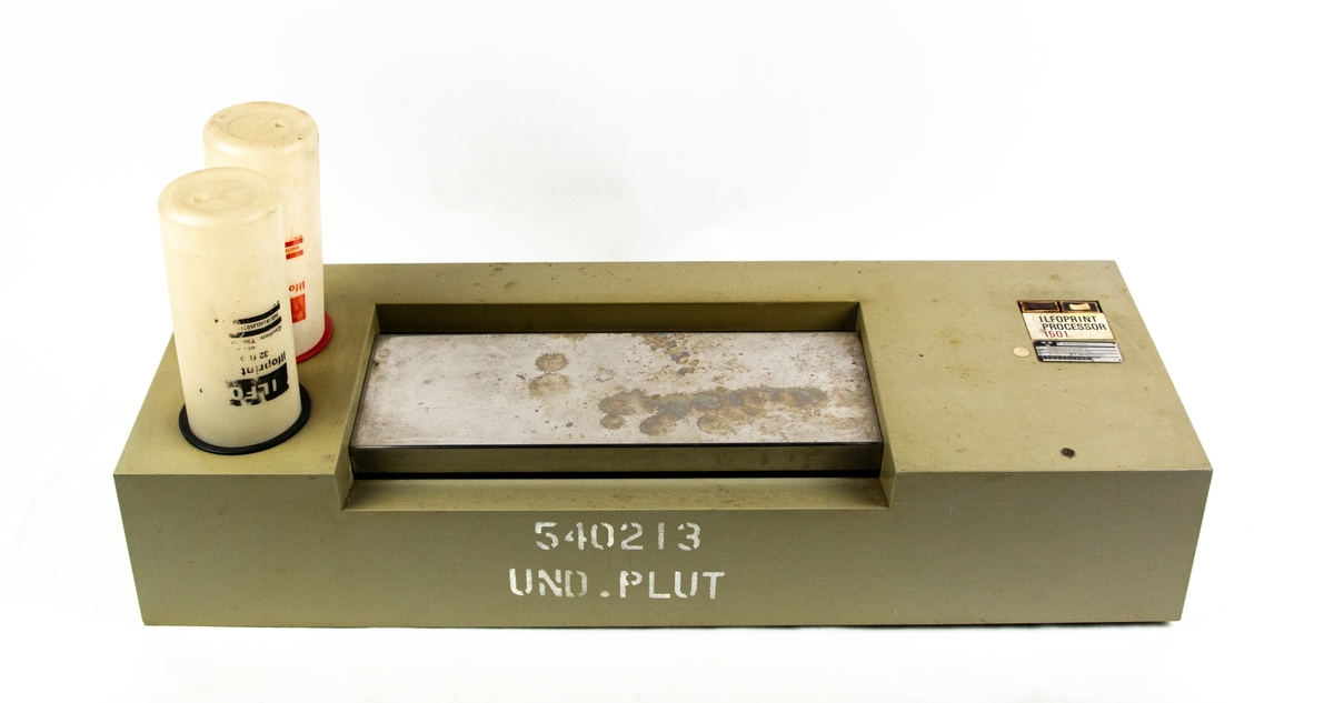 Utrustning från fotolabvagn, består av ett flertal delar: framkallningsmaskin, 12 st lådor med framkallningshjul, 2 st framkallningshjul utan kartong, arbetsbord med märkningsmaskin Peinuma för negativ, Serv-don kam-sys 35 plus torkställningar(?) för negativ samt annan utrustning för framkallning. Sammanlagt 25 delar.