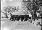 Familj framför bostadshus