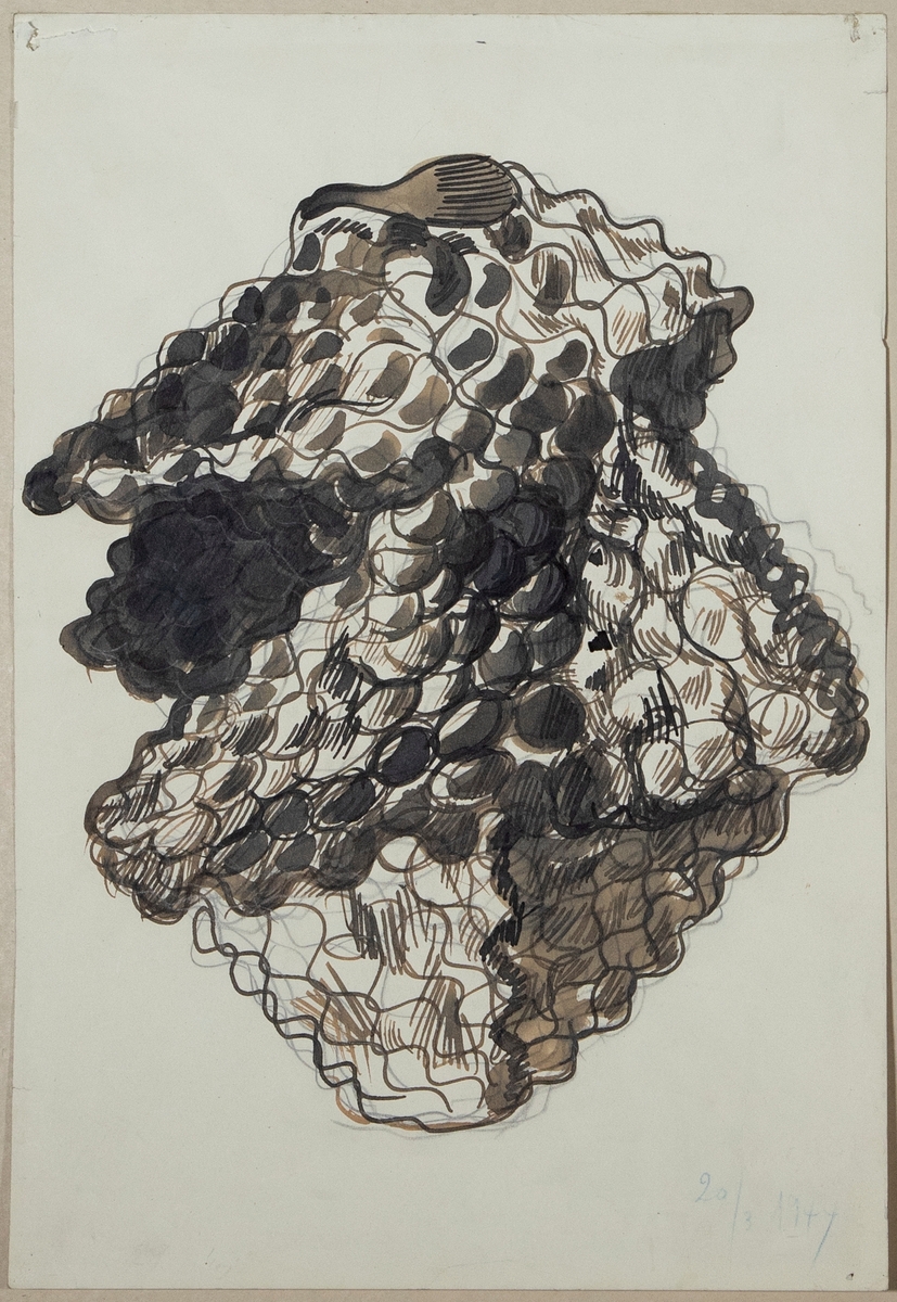 1) På forsiden er det et utkast til en keramisk vase. På baksiden er det et billedmotiv med hjortedyr. 

2) To utkast til samme type keramisk vase ved siden av hverandre. 

3) Utkast til en keramisk vase.

4) Utkast til en keramisk vase. 

5) Utkast til en keramisk vase.