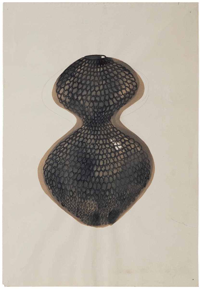 1) På forsiden er det et utkast til en keramisk vase. På baksiden er det et billedmotiv med hjortedyr. 

2) To utkast til samme type keramisk vase ved siden av hverandre. 

3) Utkast til en keramisk vase.

4) Utkast til en keramisk vase. 

5) Utkast til en keramisk vase.