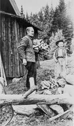 Mann ved fyringsved, gjort klart på gamlemåten med sagkrakk 