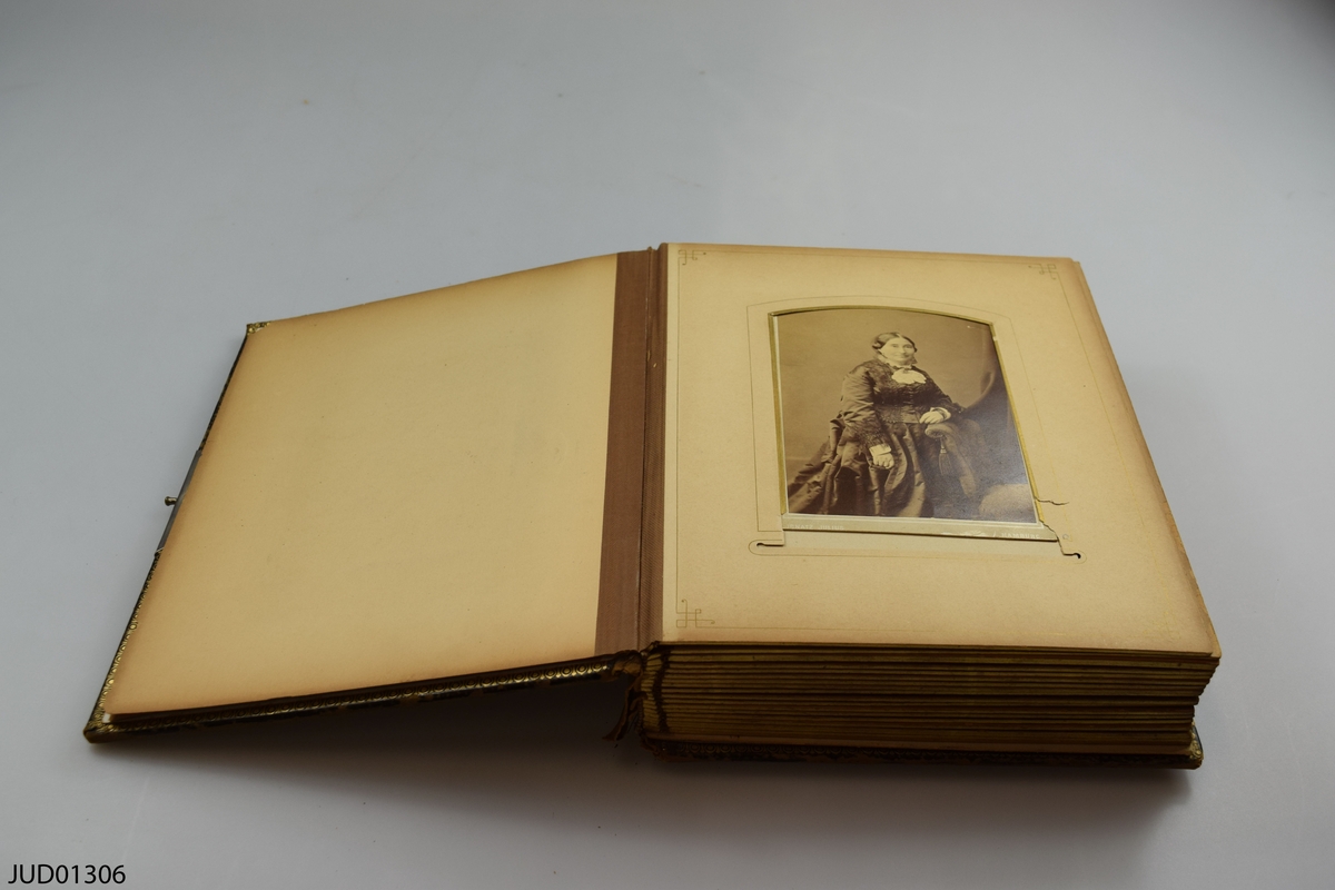 Fotoalbum i skinn med guld- och metalldekor. Porträtt i visitkorts- och kabinettsformat.