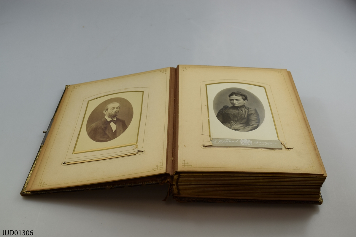 Fotoalbum i skinn med guld- och metalldekor. Porträtt i visitkorts- och kabinettsformat.