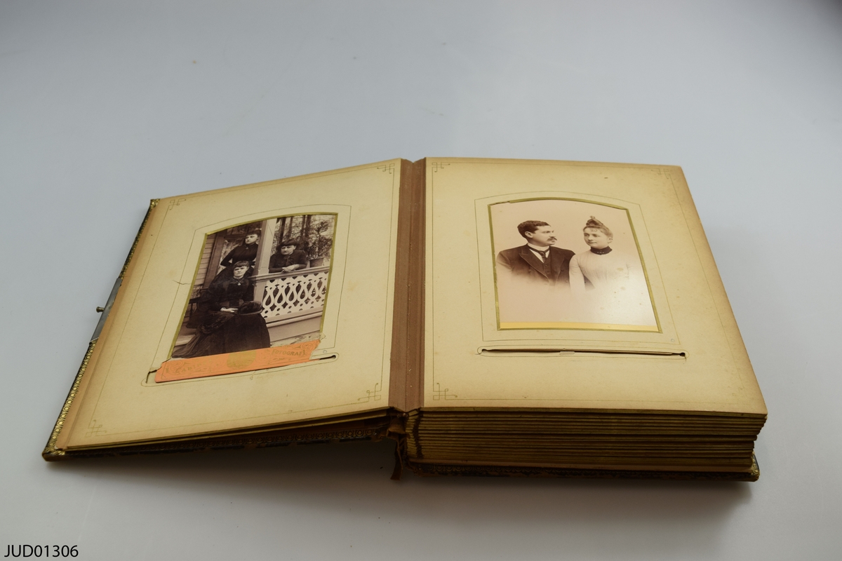 Fotoalbum i skinn med guld- och metalldekor. Porträtt i visitkorts- och kabinettsformat.