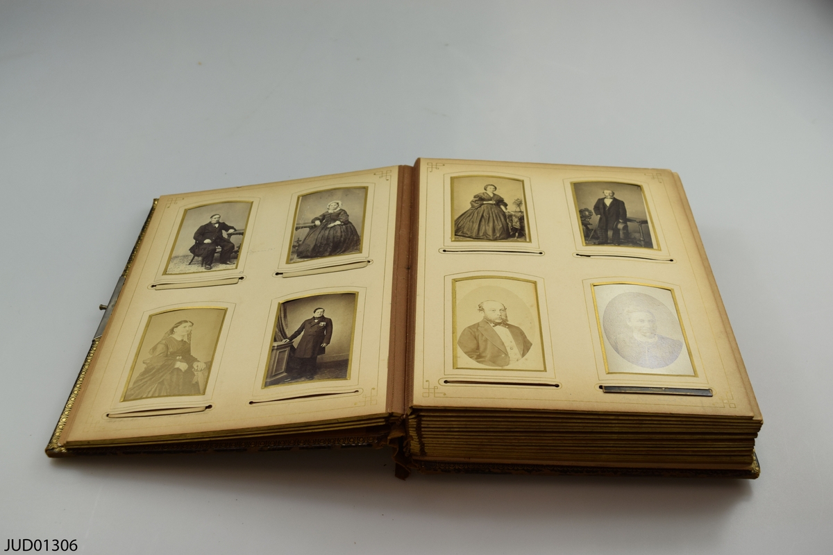 Fotoalbum i skinn med guld- och metalldekor. Porträtt i visitkorts- och kabinettsformat.