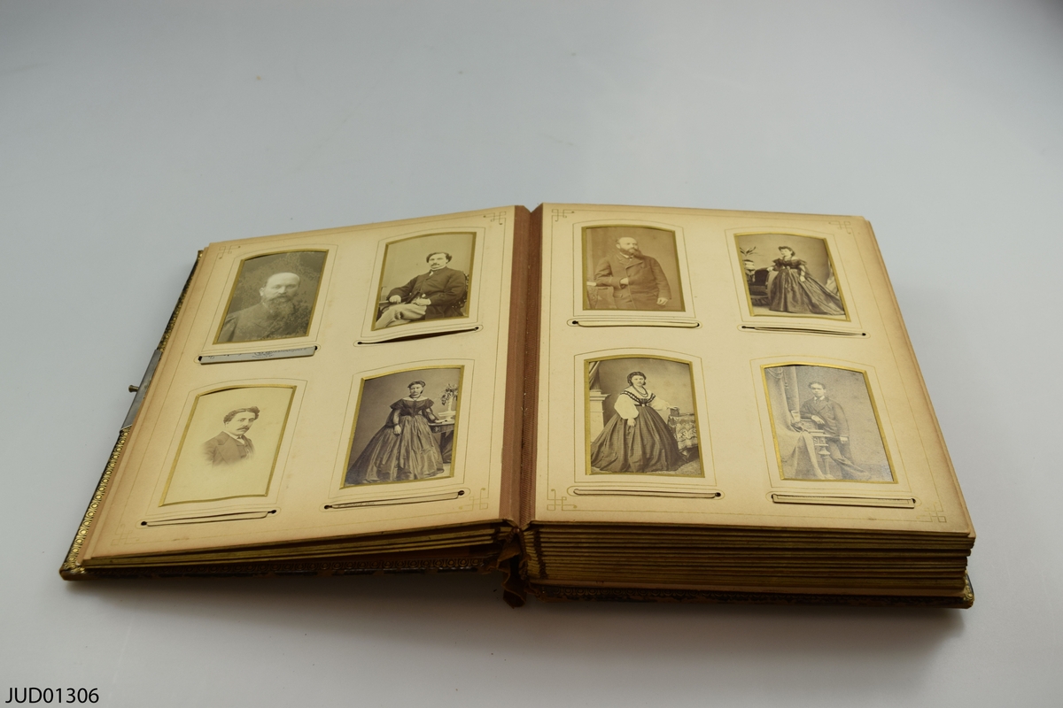 Fotoalbum i skinn med guld- och metalldekor. Porträtt i visitkorts- och kabinettsformat.