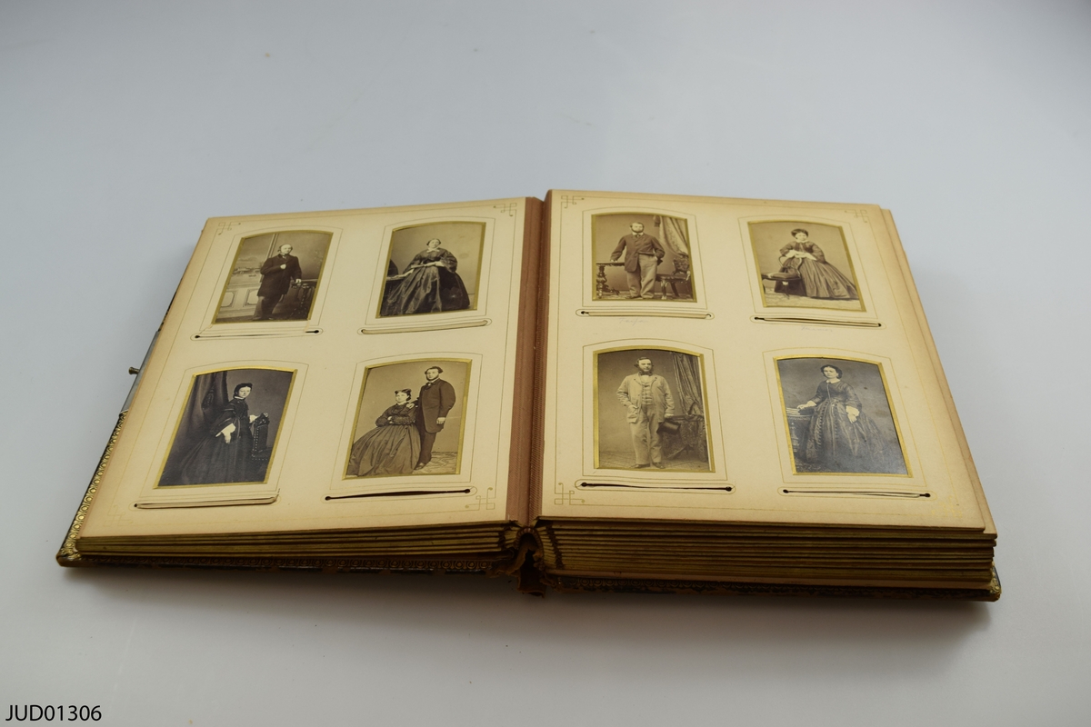Fotoalbum i skinn med guld- och metalldekor. Porträtt i visitkorts- och kabinettsformat.
