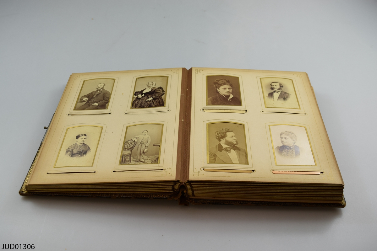 Fotoalbum i skinn med guld- och metalldekor. Porträtt i visitkorts- och kabinettsformat.