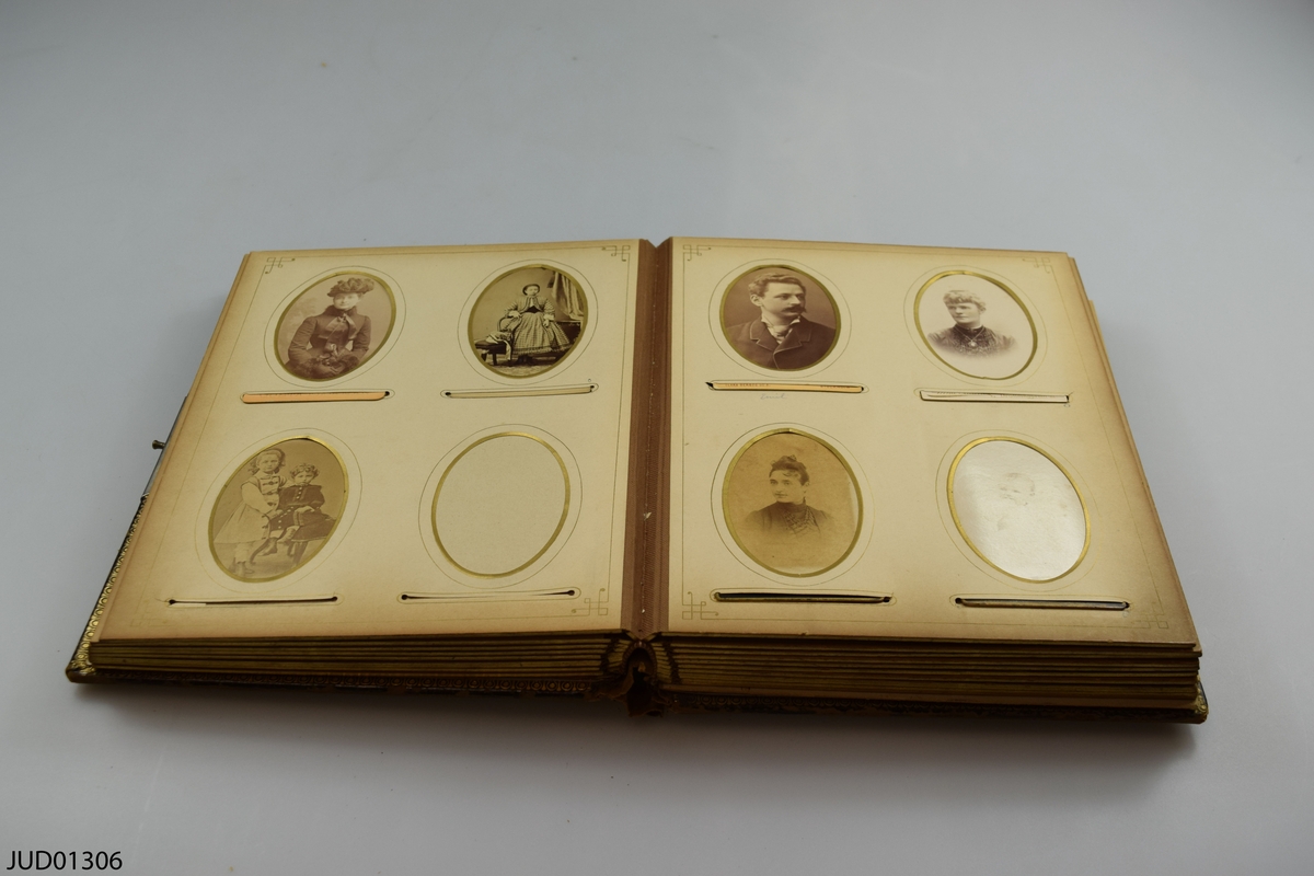 Fotoalbum i skinn med guld- och metalldekor. Porträtt i visitkorts- och kabinettsformat.