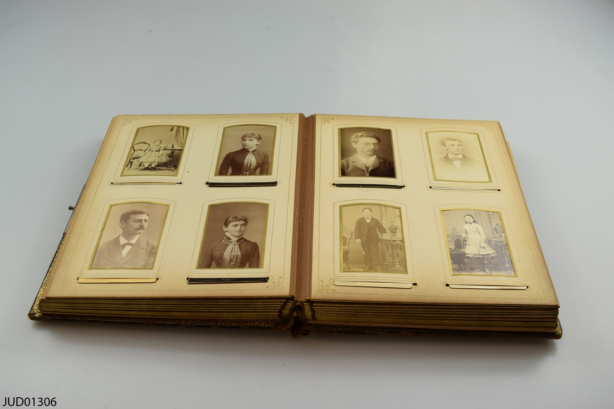 Fotoalbum i skinn med guld- och metalldekor. Porträtt i visitkorts- och kabinettsformat.