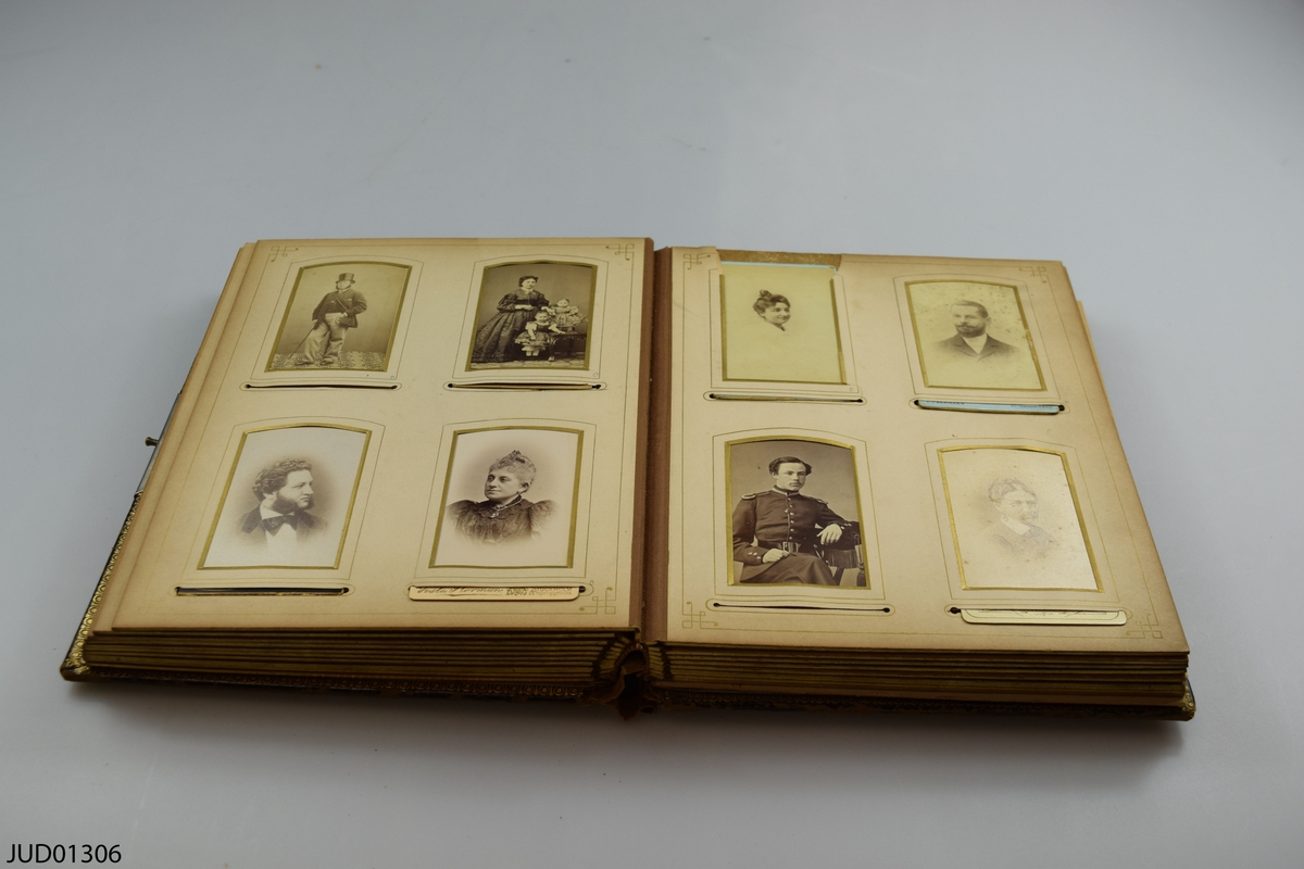 Fotoalbum i skinn med guld- och metalldekor. Porträtt i visitkorts- och kabinettsformat.