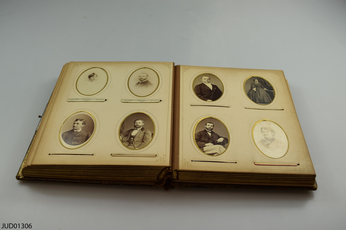 Fotoalbum i skinn med guld- och metalldekor. Porträtt i visitkorts- och kabinettsformat.