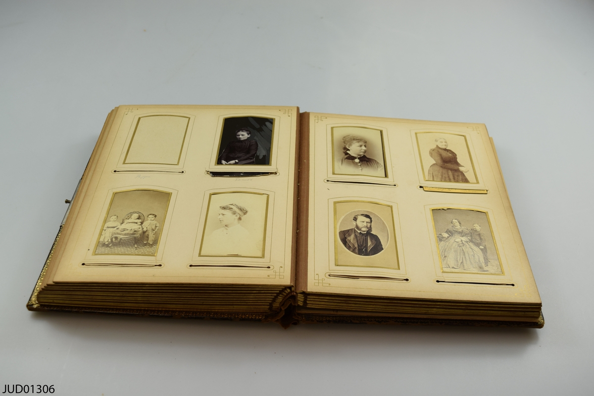 Fotoalbum i skinn med guld- och metalldekor. Porträtt i visitkorts- och kabinettsformat.