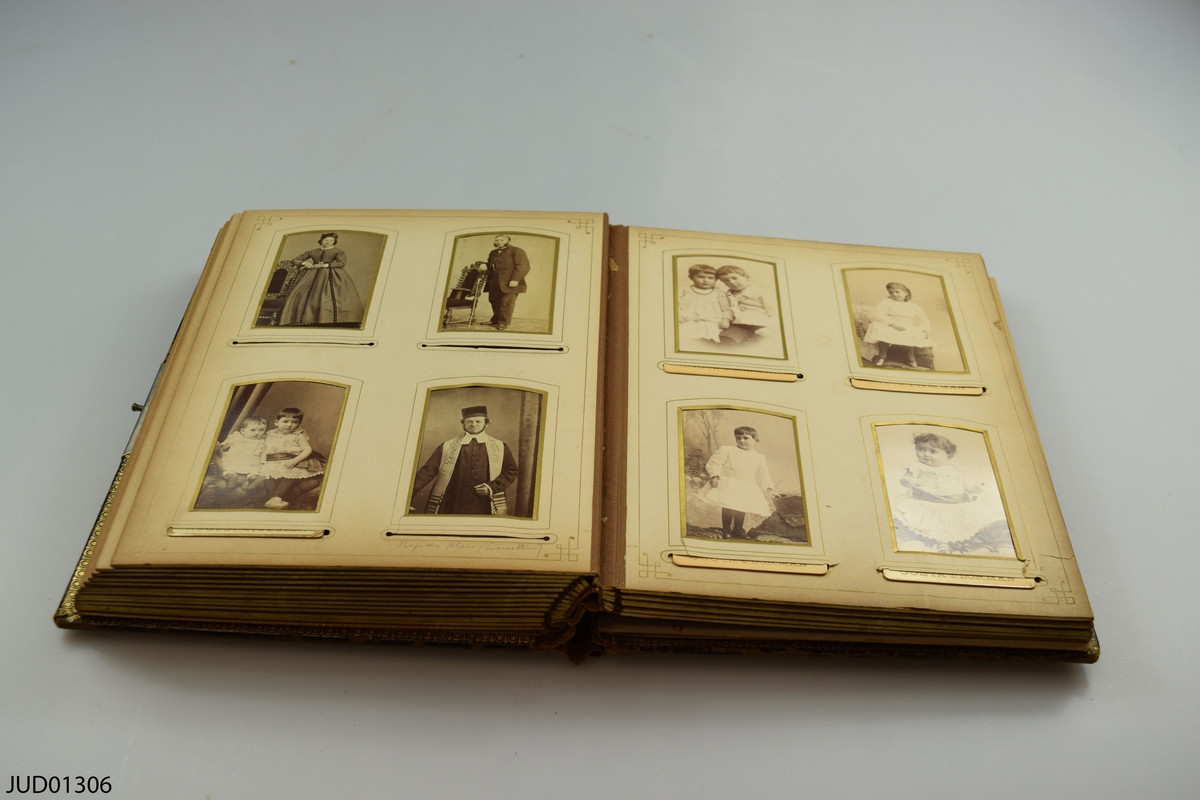 Fotoalbum i skinn med guld- och metalldekor. Porträtt i visitkorts- och kabinettsformat.
