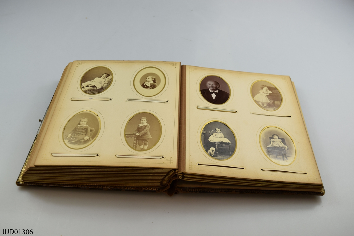 Fotoalbum i skinn med guld- och metalldekor. Porträtt i visitkorts- och kabinettsformat.
