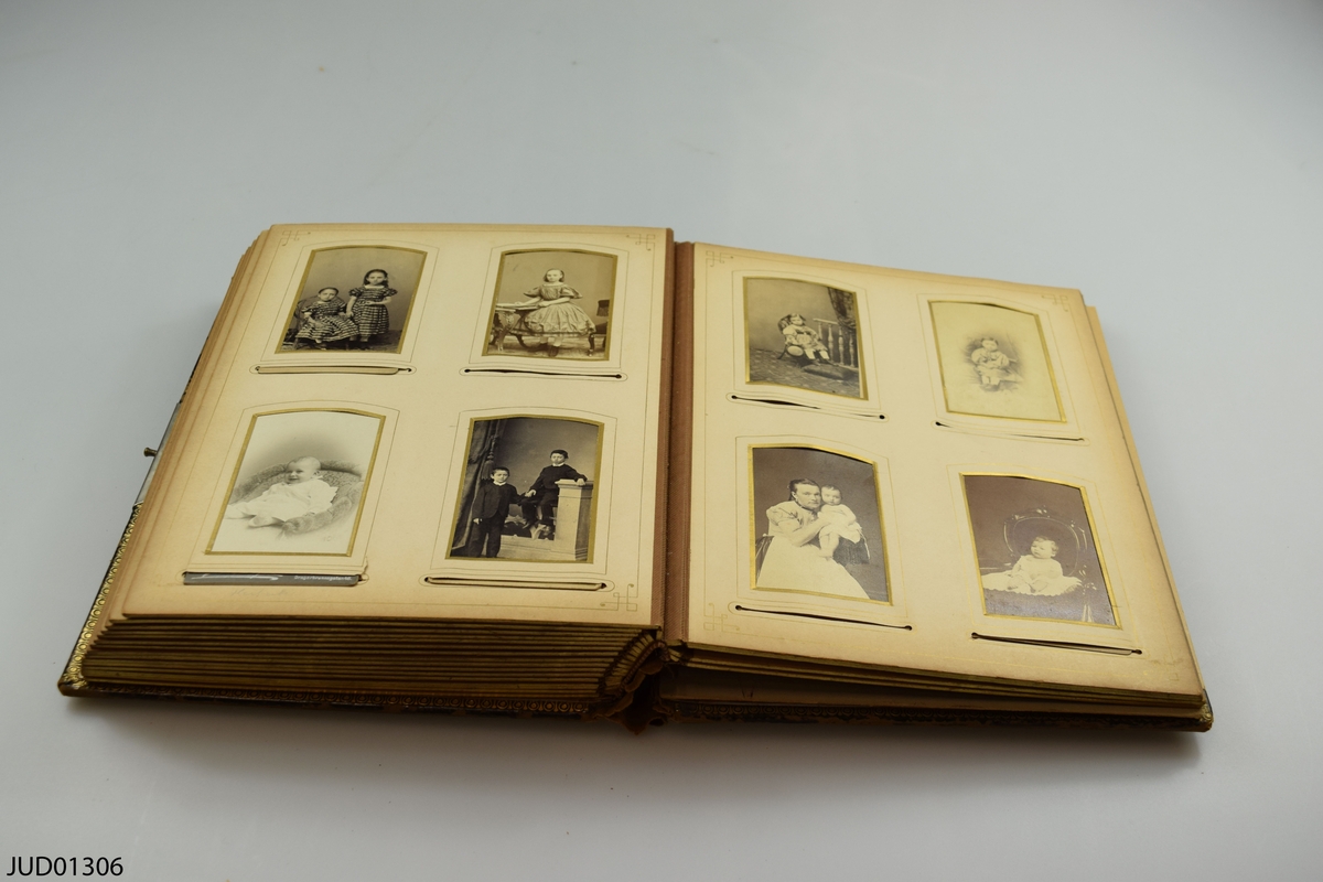Fotoalbum i skinn med guld- och metalldekor. Porträtt i visitkorts- och kabinettsformat.