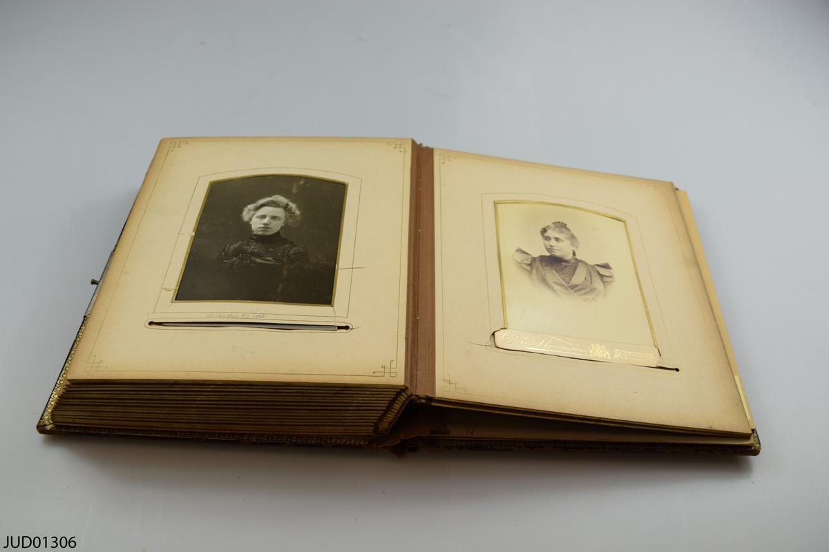 Fotoalbum i skinn med guld- och metalldekor. Porträtt i visitkorts- och kabinettsformat.