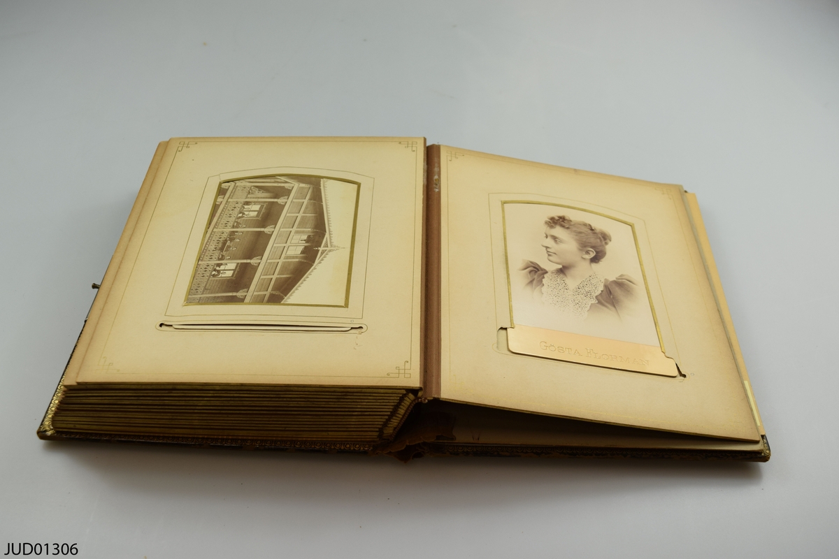 Fotoalbum i skinn med guld- och metalldekor. Porträtt i visitkorts- och kabinettsformat.