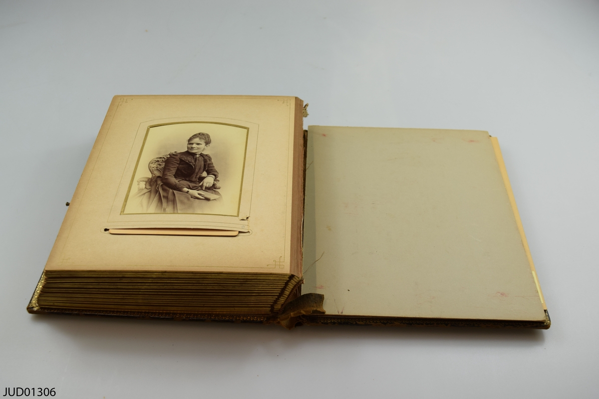 Fotoalbum i skinn med guld- och metalldekor. Porträtt i visitkorts- och kabinettsformat.