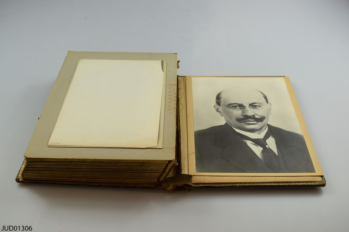 Fotoalbum i skinn med guld- och metalldekor. Porträtt i visitkorts- och kabinettsformat.