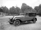 Automobil av typ landålett. Bilen är en Cadillac från cirka 1926.
Grosshandlare Viktor Johansson.