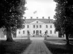 Myrö slott, tvåvånings slottsbyggnad med frontespis. På framsidan en automobil av märket Scania-Vabis, 1920 års modell. Bilen tillhörde fröken Kalling.